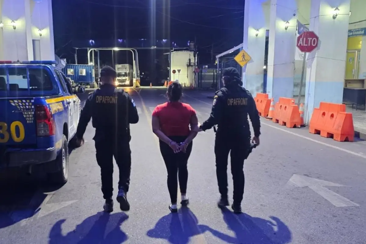 La salvadoreña detenida en Guatemala tiene vigentes tres órdenes de captura en su país., PNC