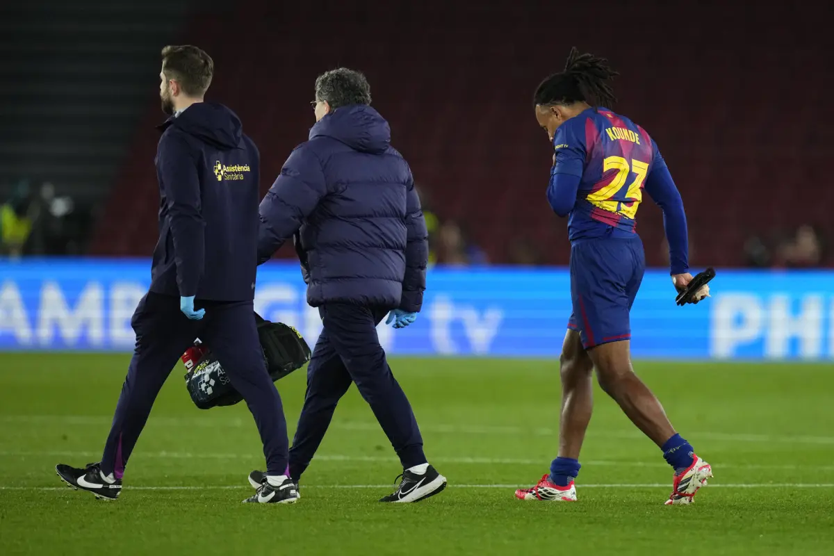 Jules Koundé salió lesionado en el partido ante el Atlético de Madrid - EFE