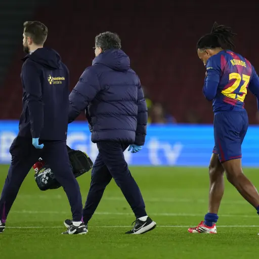 Jules Koundé salió lesionado en el partido ante el Atlético de Madrid - EFE