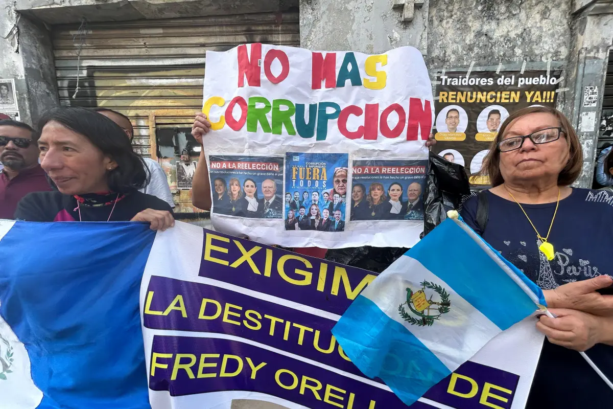 Ciudadanos guatemaltecos protestan en las afueras del Congreso, previo a la elección de magistrados de la Corte de Constitucionalidad., Omar Solís/Emisoras Unidas
