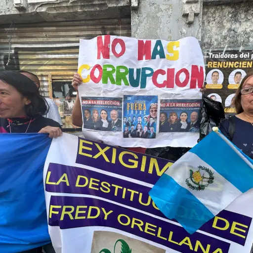 Ciudadanos guatemaltecos protestan en las afueras del Congreso, previo a la elección de magistrados de la Corte de Constitucionalidad. ,Omar Solís/Emisoras Unidas