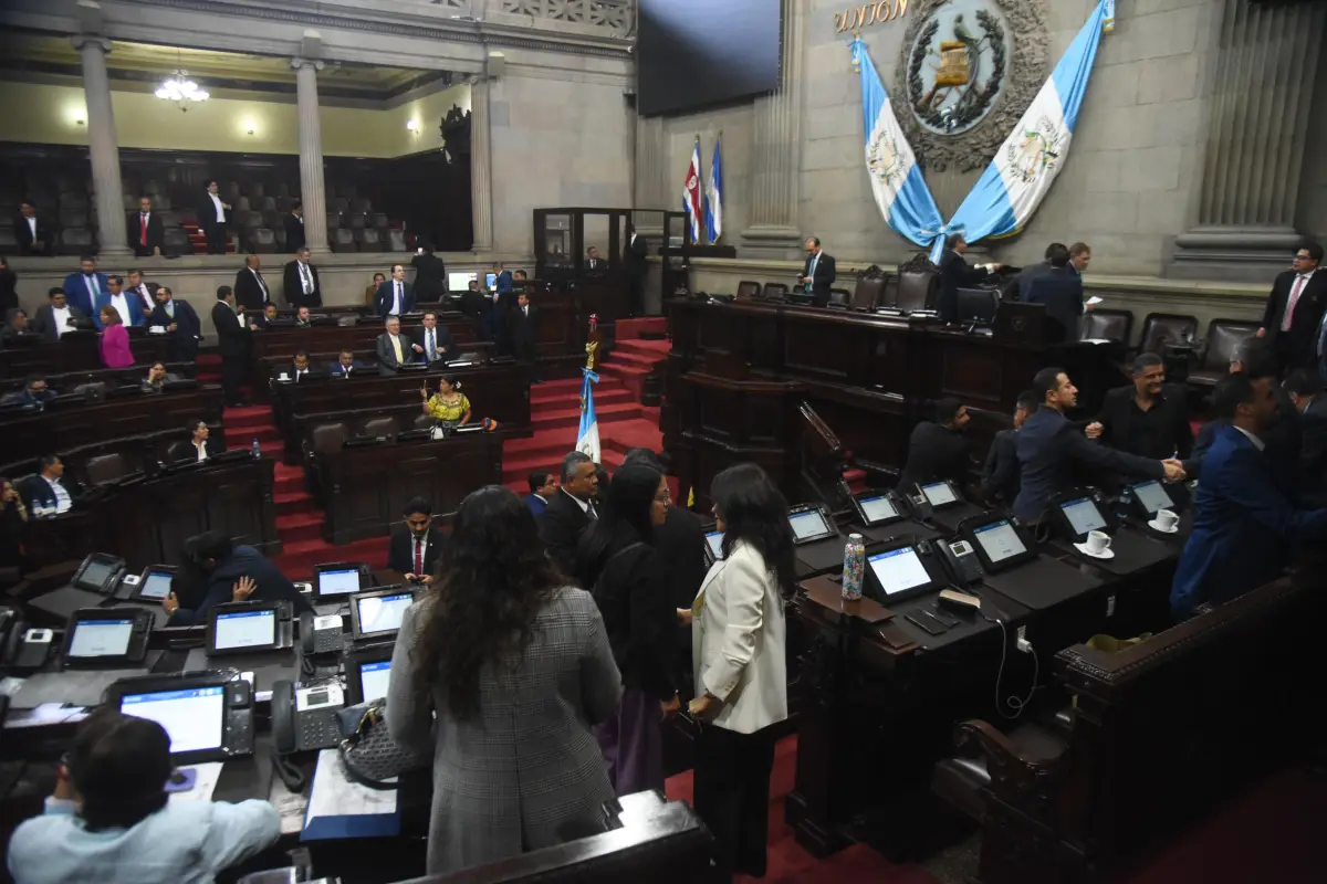 Más de 140 diputados se encontraban en el Congreso., Foto Omar Solís