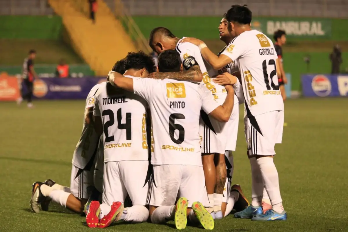 Celebración de los jugadores de Comunicaciones - Comunicaciones FC