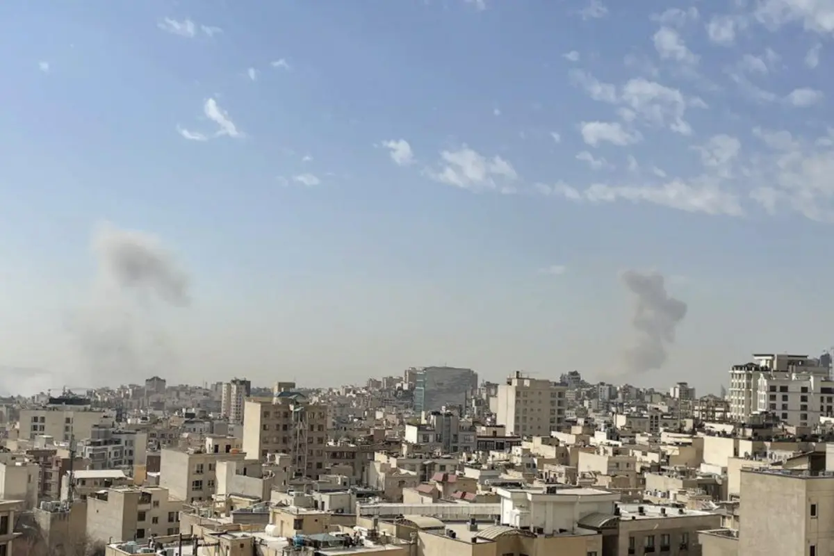 Irán anunció este sábado el cierre de su espacio aéreo después de que se escucharan varias explosiones en diversos puntos de Teherán - EFE