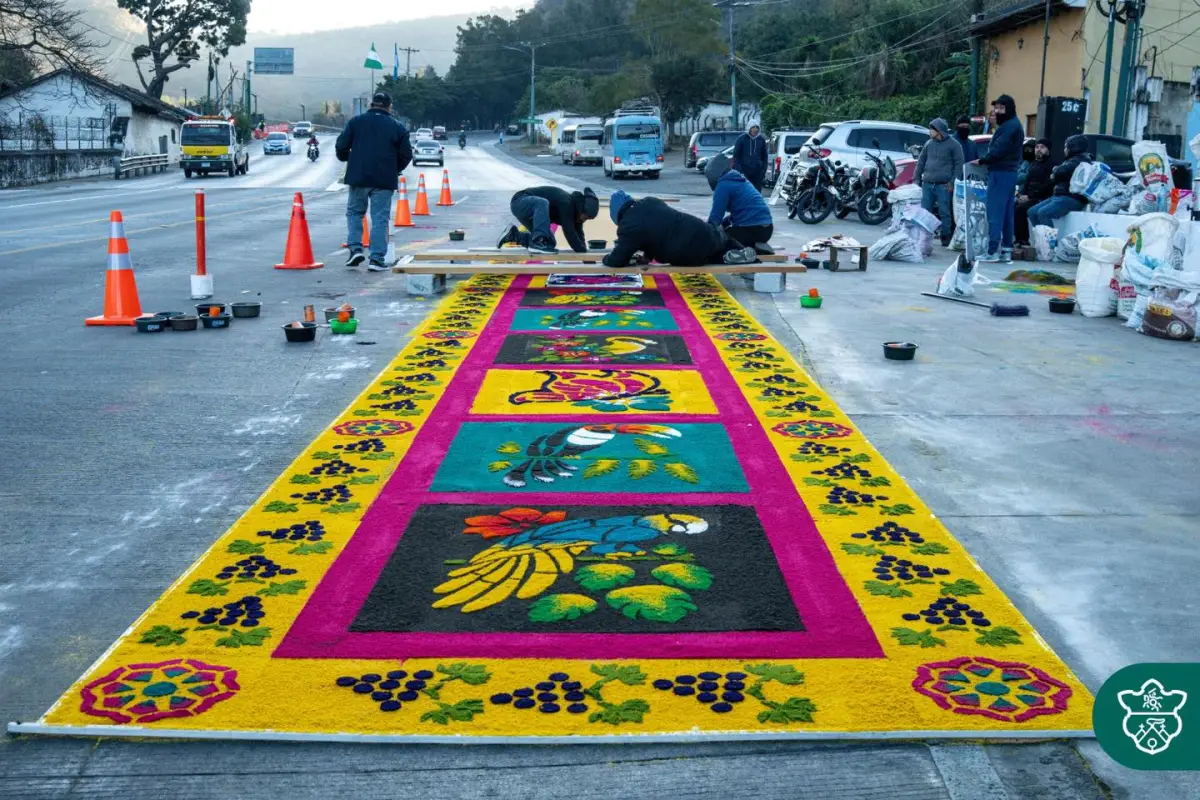 Desde muy temprano, vecinos de Antigua Guatemala elaboraron alfombras por el Segundo Domingo de Cuaresma., Municipalidad de Antigua Guatemala.