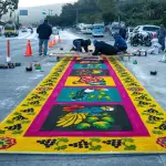 Desde muy temprano, vecinos de Antigua Guatemala elaboraron alfombras por el Segundo Domingo de Cuaresma. ,Municipalidad de Antigua Guatemala.