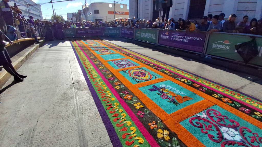 Alfombras embellecen el paso de Jesús Nazareno de la Justicia. | Alex Meoño
