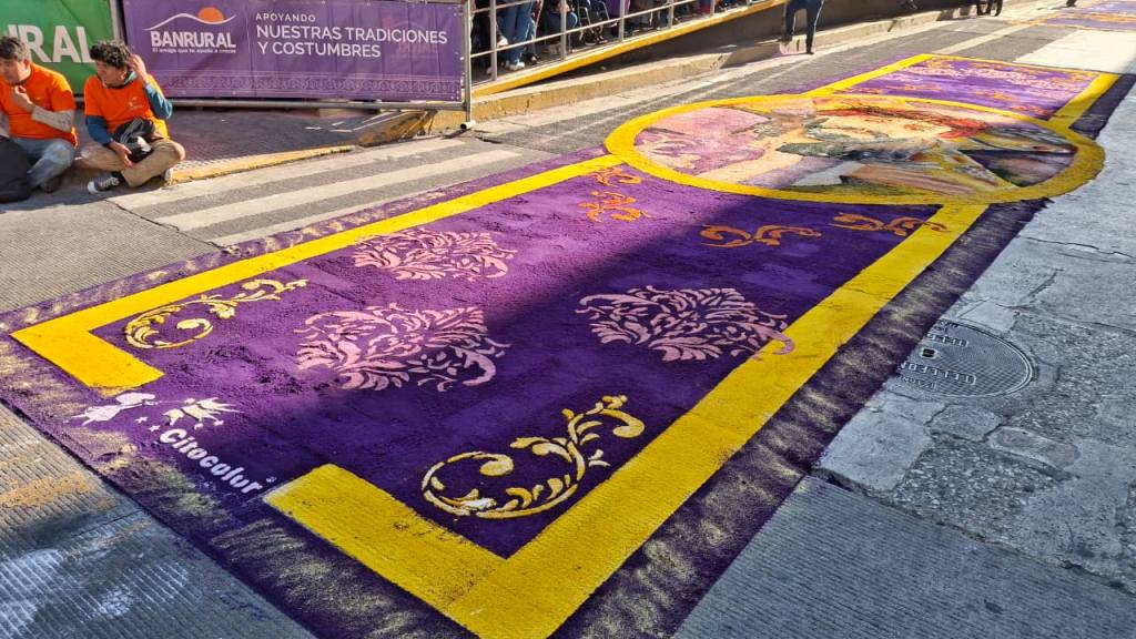 Alfombras embellecen el paso de Jesús Nazareno de la Justicia. | Alex Meoño