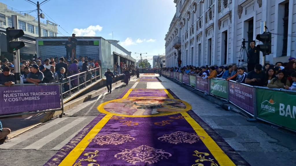 Alfombras embellecen el paso de Jesús Nazareno de la Justicia. | Alex Meoño