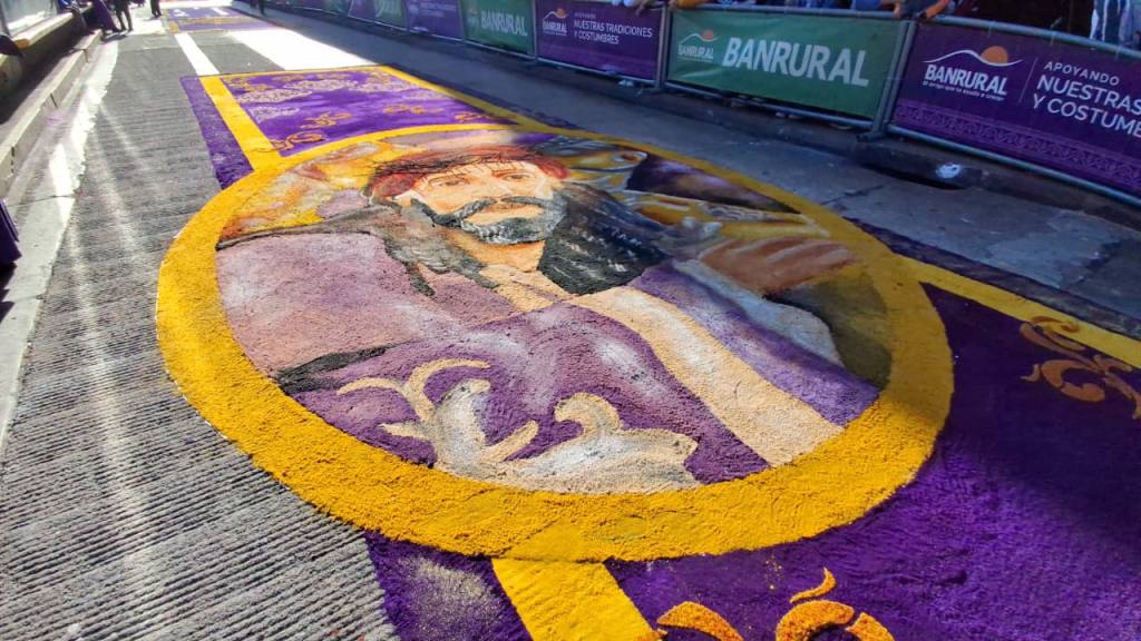 Alfombras embellecen el paso de Jesús Nazareno de la Justicia. | Alex Meoño