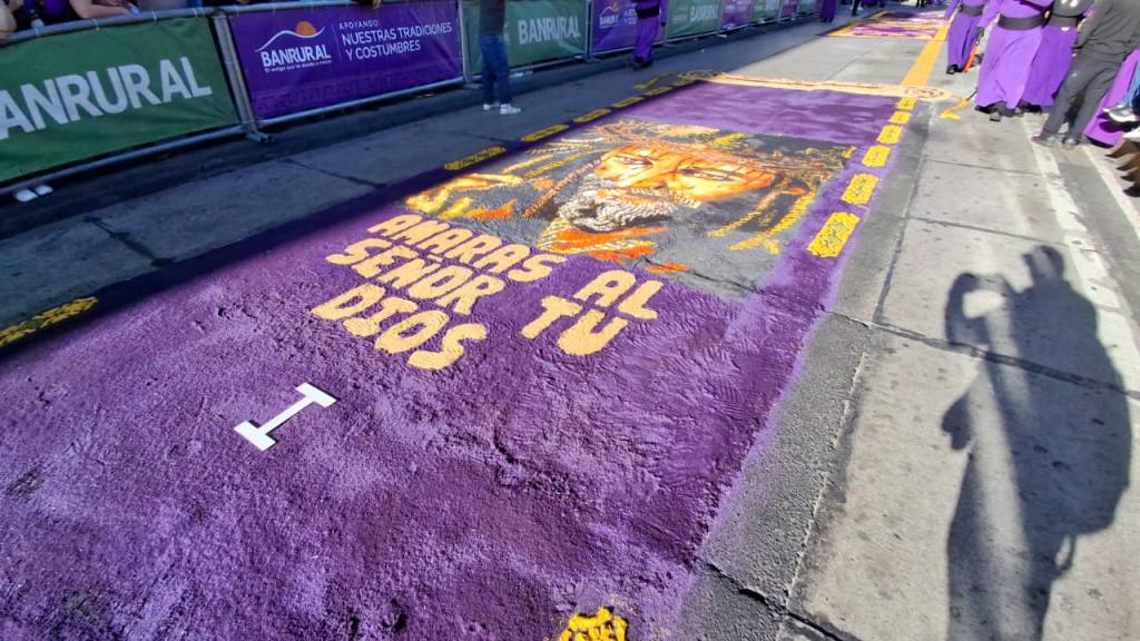 Alfombras embellecen el paso de Jesús Nazareno de la Justicia. | Alex Meoño