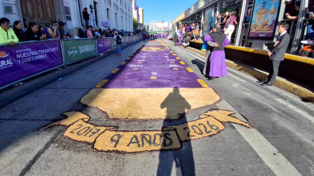 Alfombras embellecen el paso de Jesús Nazareno de la Justicia. | Alex Meoño