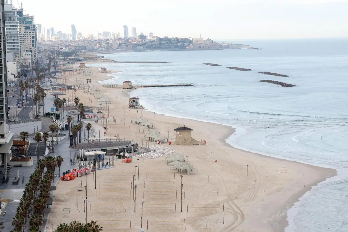 Vista de una playa vacía tras los ataques con misiles iraníes de represalia contra Tel Aviv, Israel, 01 de marzo de 2026,  EFE/EPA/ABIR SULTAN
