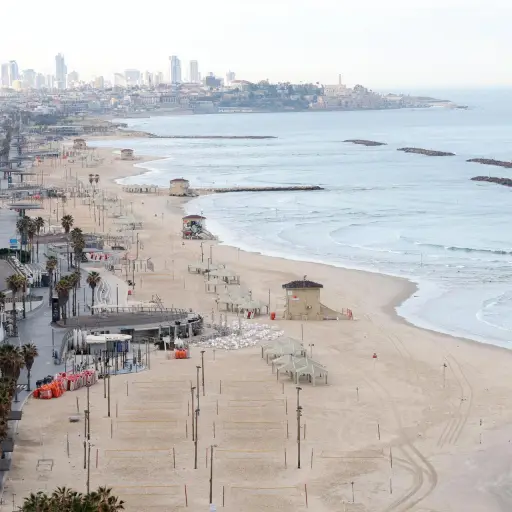 Vista de una playa vacía tras los ataques con misiles iraníes de represalia contra Tel Aviv, Israel, 01 de marzo de 2026 , EFE/EPA/ABIR SULTAN