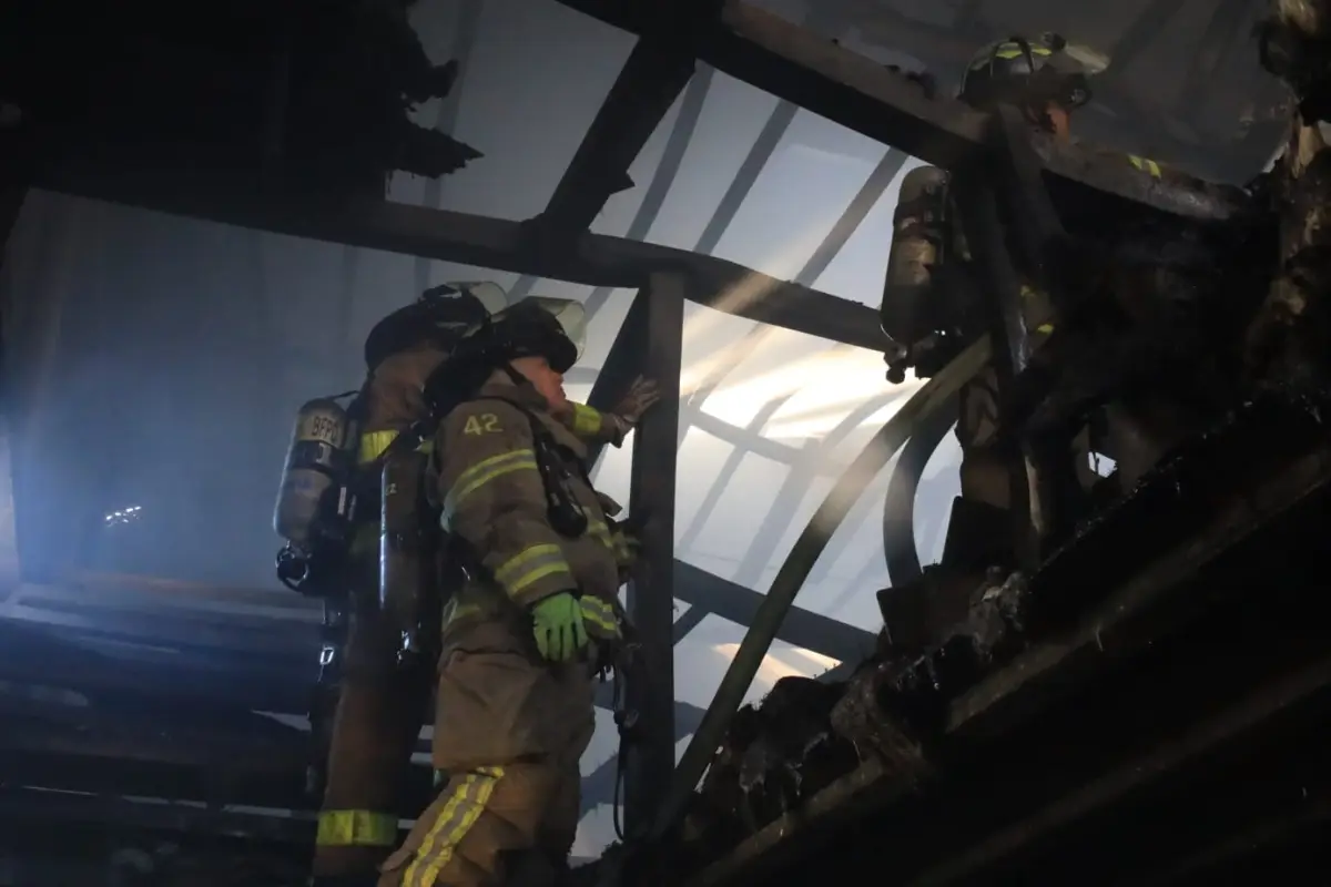 Bomberos Voluntarios verifican un incendio que se reactivó en unas bodegas de la zona 3., Bomberos Voluntarios.