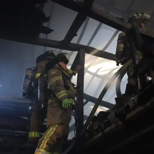 Bomberos Voluntarios verifican un incendio que se reactivó en unas bodegas de la zona 3. ,Bomberos Voluntarios.