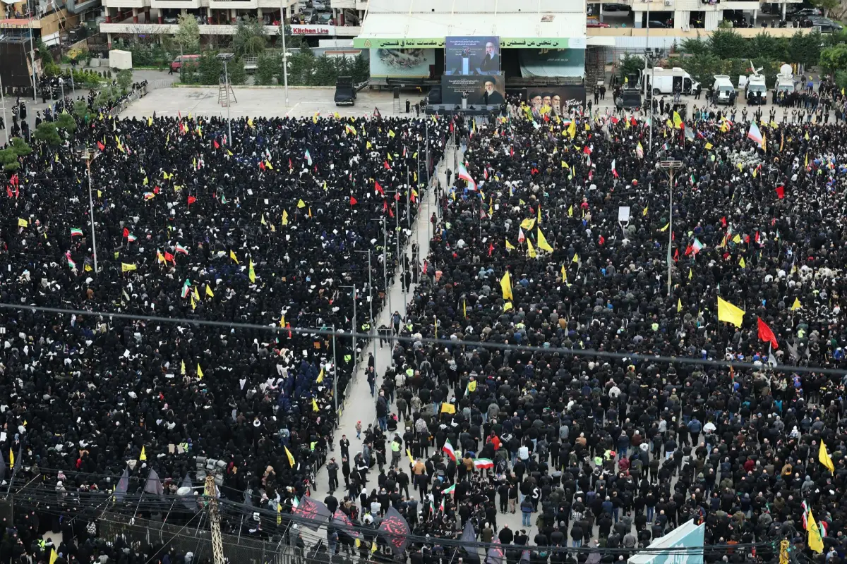 BEIRUT (Líbano), 01/03/2026, - Partidarios de Hezbolá gritan consignas durante una concentración en solidaridad con la República Islámica de Irán en el suburbio de Daye, en Beirut (Líbano), el 1 de marzo de 2026