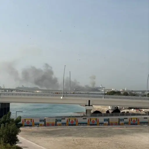 Imagenes en internet muestran como la agresión armada de Irán impacta en varias zonas de Emiratos Árabes. ,Redes sociales.