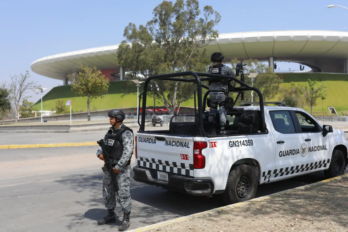 Elementos de la Guardia Nacional resguardan al exterior del Estadio Akron este domingo en la ciudad de Guadalajara en Jalisco (México),  EFE/ Francisco Guasco
