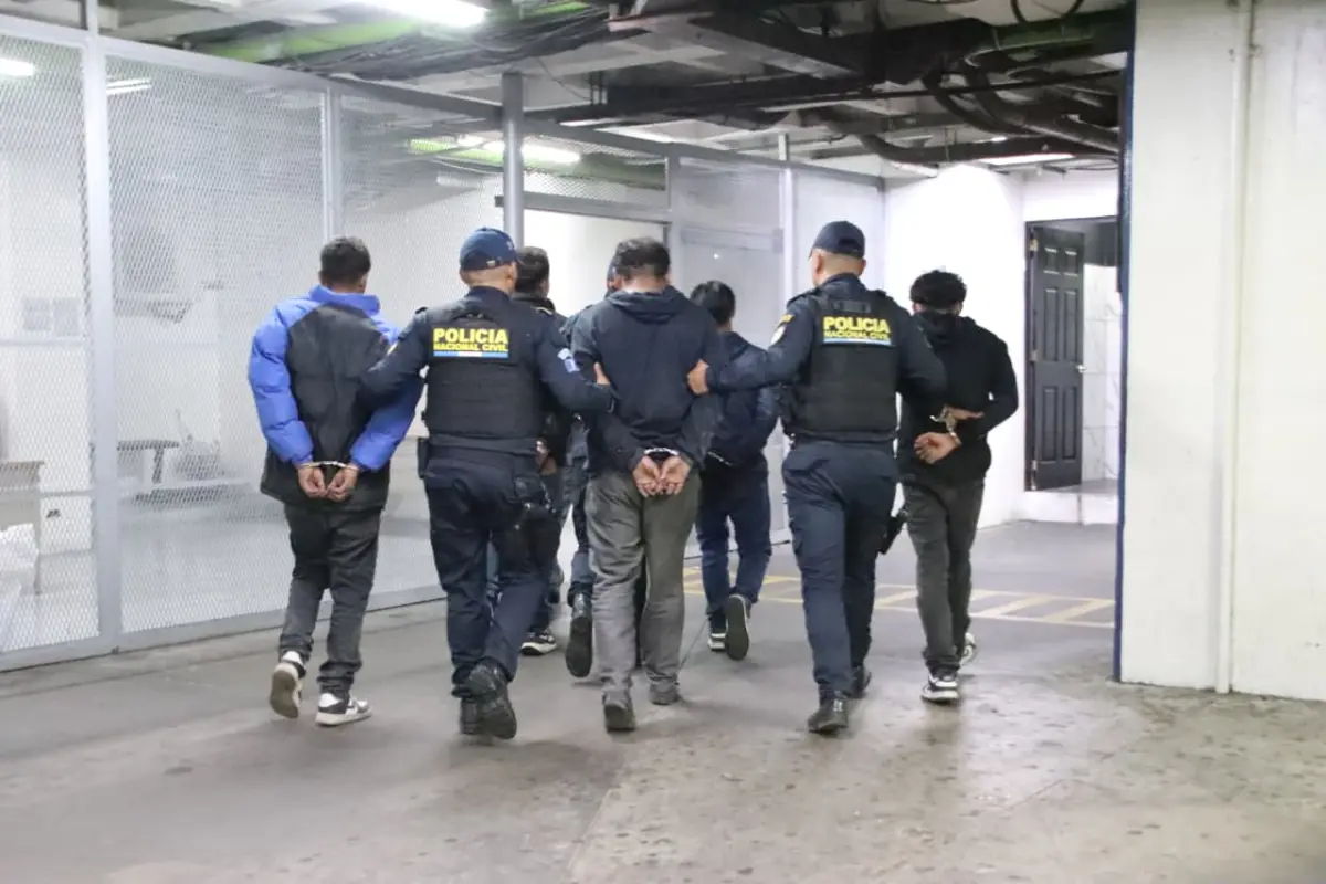Los cinco supuestos saqueadores fueron llevados a la Torre de Tribunales para conocer los motivos de su detención., PNC de Guatemala.