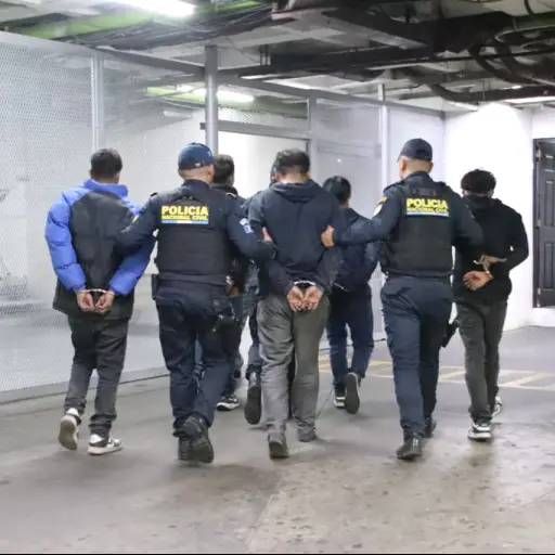 Los cinco supuestos saqueadores fueron llevados a la Torre de Tribunales para conocer los motivos de su detención. ,PNC de Guatemala.