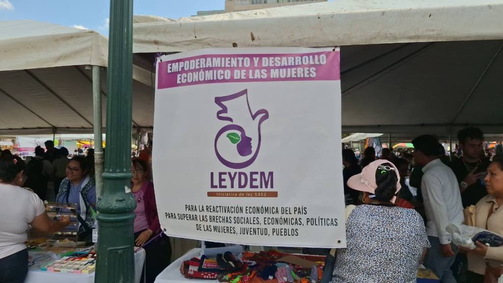 Grupos de mujeres alzan la voz en la Plaza de la Constitución, para exigir justicia | Alex Meoño