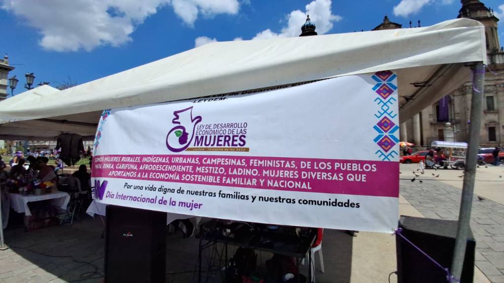 Grupos de mujeres alzan la voz en la Plaza de la Constitución, para exigir justicia | Alex Meoño