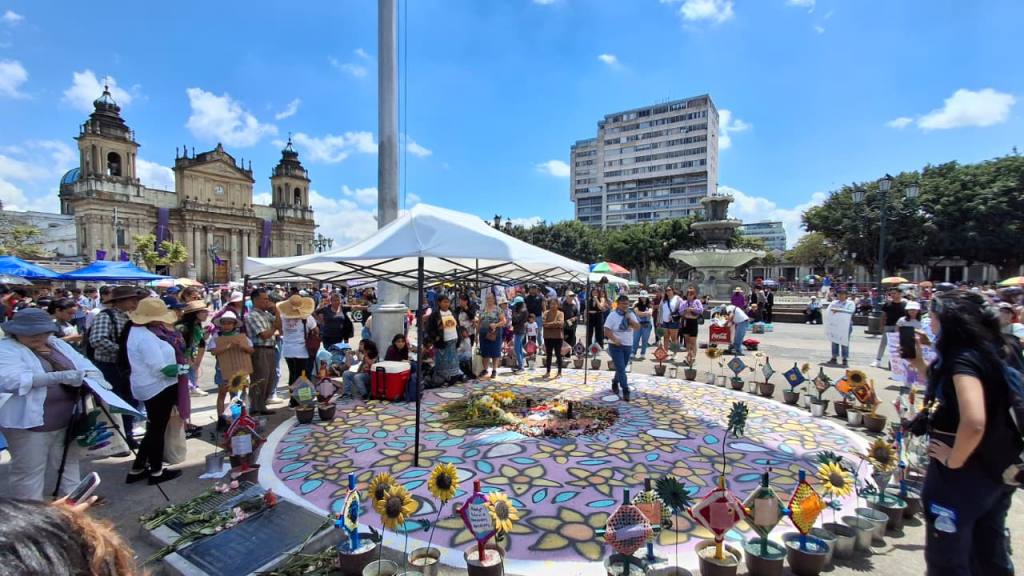 Grupos de mujeres alzan la voz en la Plaza de la Constitución, para exigir justicia | Alex Meoño