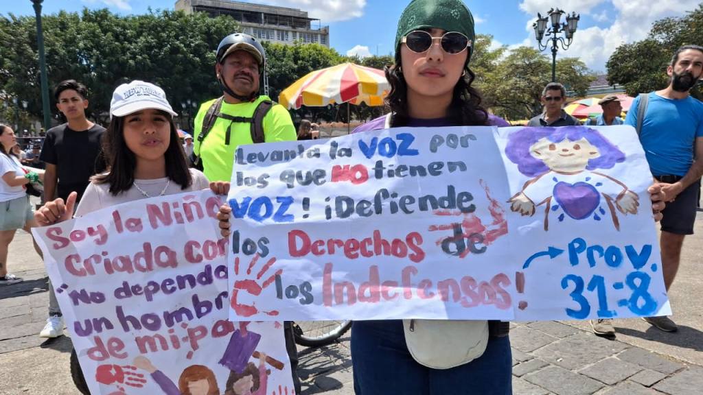 Grupos de mujeres alzan la voz en la Plaza de la Constitución, para exigir justicia | Alex Meoño