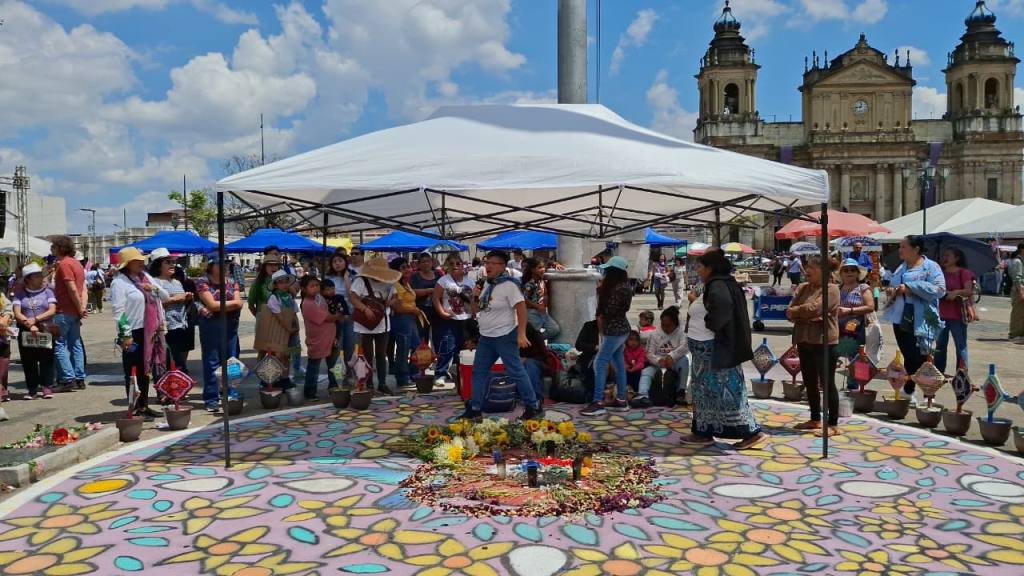 Grupos de mujeres alzan la voz en la Plaza de la Constitución, para exigir justicia | Alex Meoño