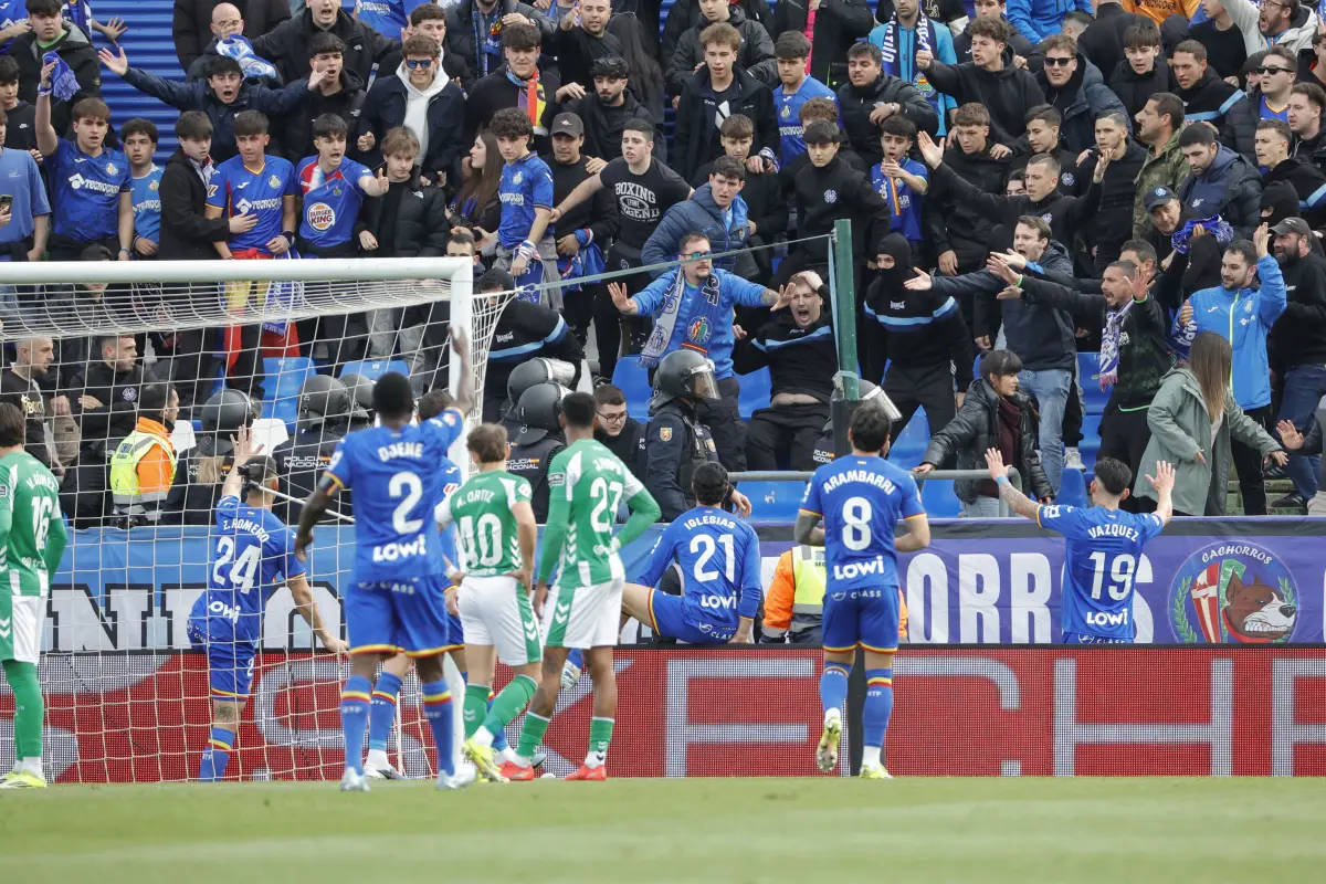 Una situación de emergencia con la afición local llevó a detenerse el Getafe-Betis por cinco minutos