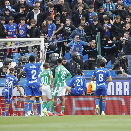 Una situación de emergencia con la afición local llevó a detenerse el Getafe-Betis por cinco minutos 