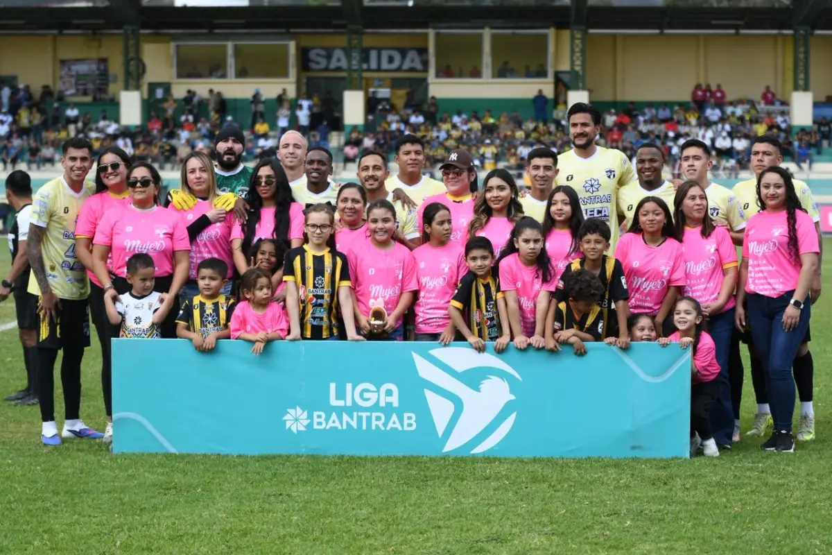 Jugadores de Aurora junto a sus familiares mujeres este domingo 8 de marzo de 2026