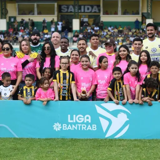 Jugadores de Aurora junto a sus familiares mujeres este domingo 8 de marzo de 2026 