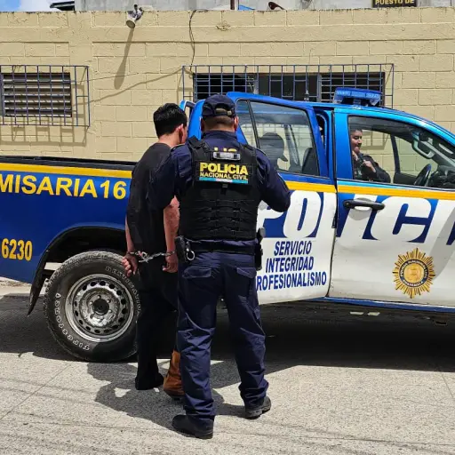 El capturado tenía una orden de restricción, para no acercarse a su expareja; sin embargo, la agredió físicamente. ,PNC de Guatemala.