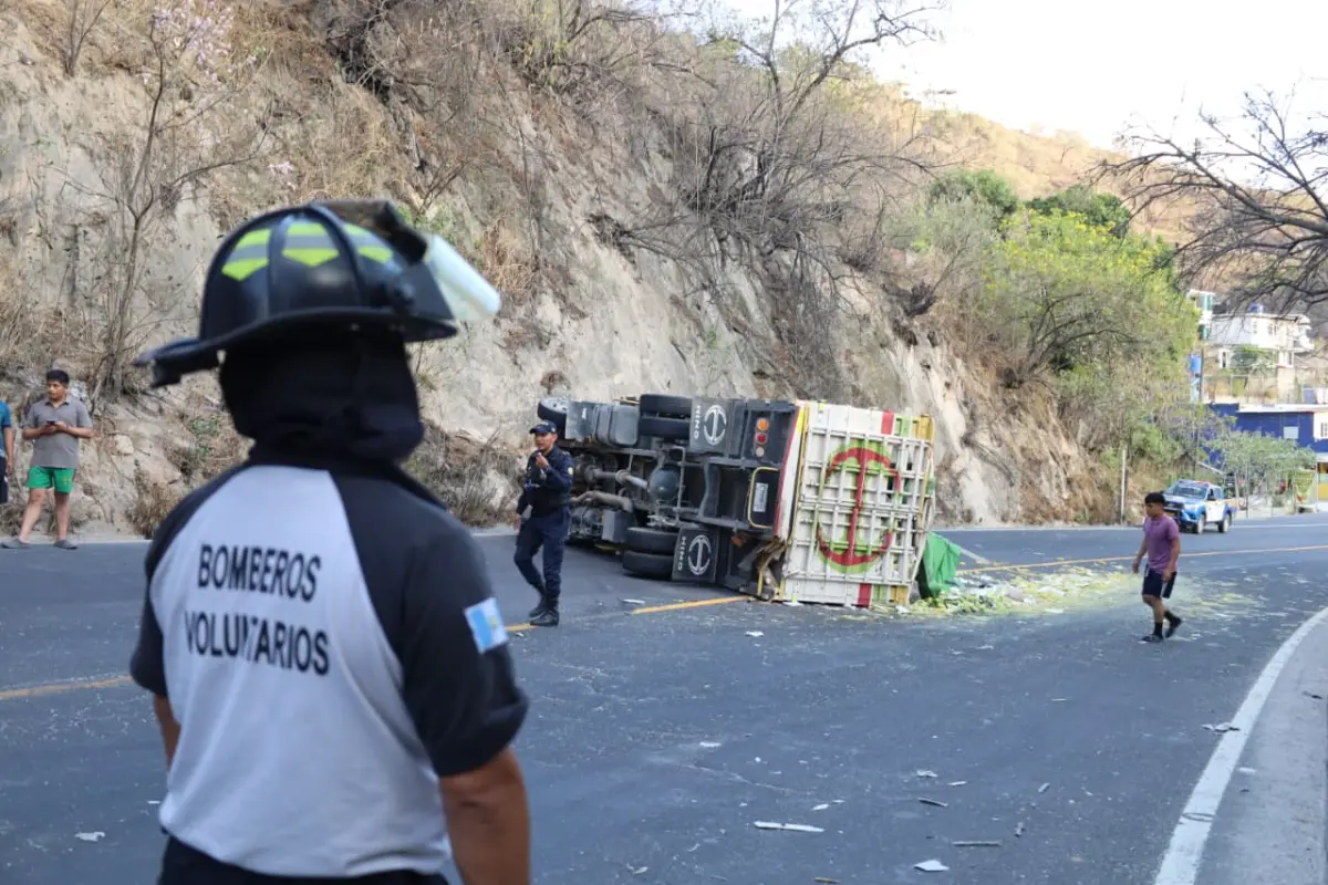 Bomberos Voluntarios atendieron a un herido. El accidente involucró siete carros livianos., Bomberos Voluntarios.