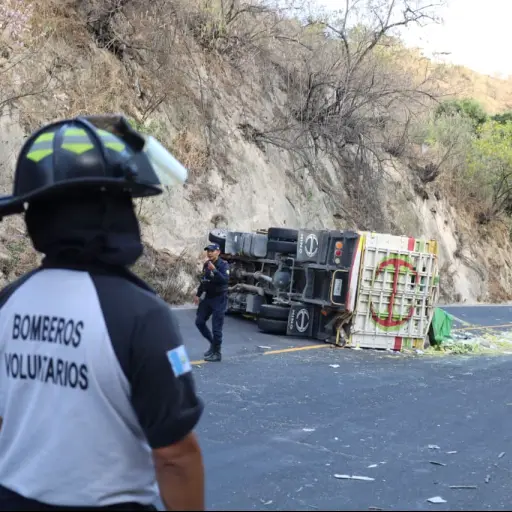 Bomberos Voluntarios atendieron a un herido. El accidente involucró siete carros livianos. ,Bomberos Voluntarios.