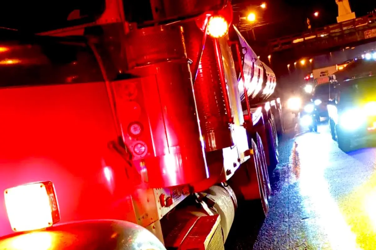 Cabezal está bloqueando la salida de Viaducto Lomas del Norte en zona 17., PMT capitalina/Montejo