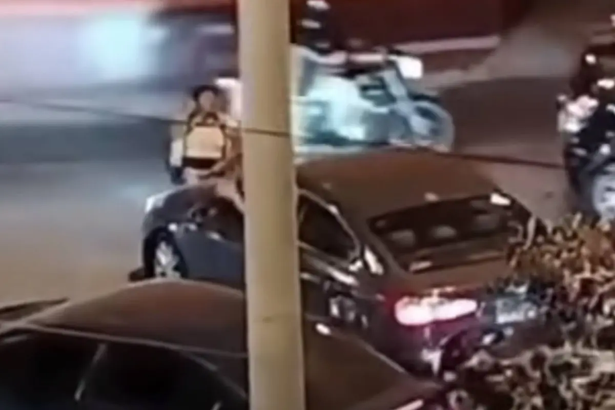 Mujer se pone a dirigir el tránsito sin autorización., Redes sociales.