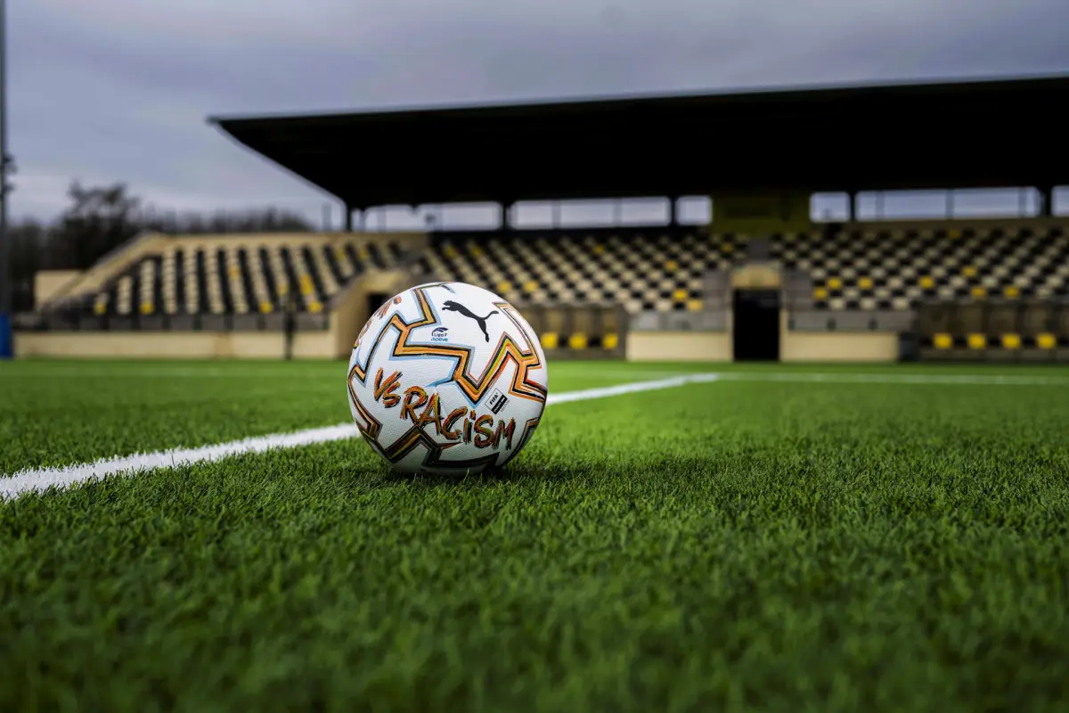 LaLiga presenta un balón especial contra el racismo - EFE