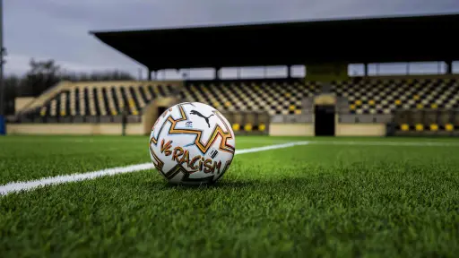LaLiga presenta un balón especial contra el racismo