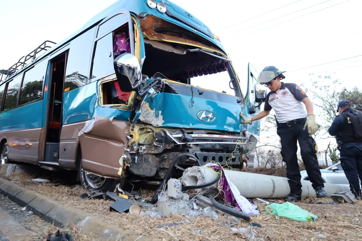 El microbús impactó contra un poste del tendido eléctrico. , Foto Bomberos Voluntarios.