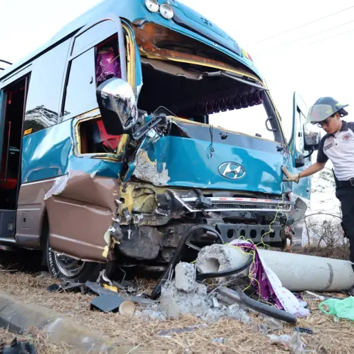 El microbús impactó contra un poste del tendido eléctrico.  ,Foto Bomberos Voluntarios.
