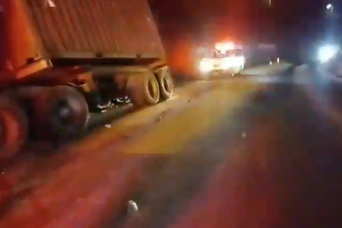 El tráiler impactó contra dos postes y los derribó., PMT de Villa Nueva