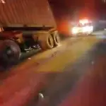 El tráiler impactó contra dos postes y los derribó. ,PMT de Villa Nueva
