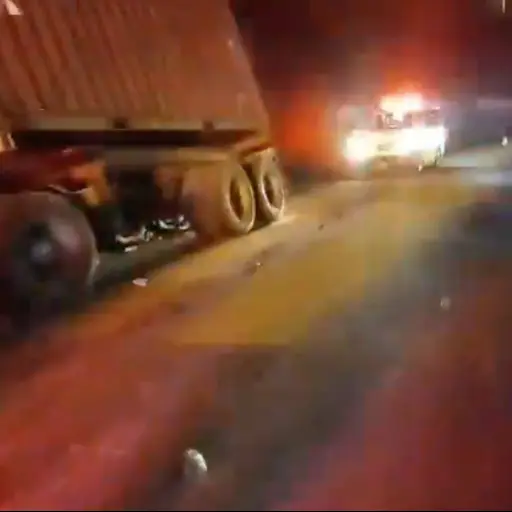 El tráiler impactó contra dos postes y los derribó. ,PMT de Villa Nueva