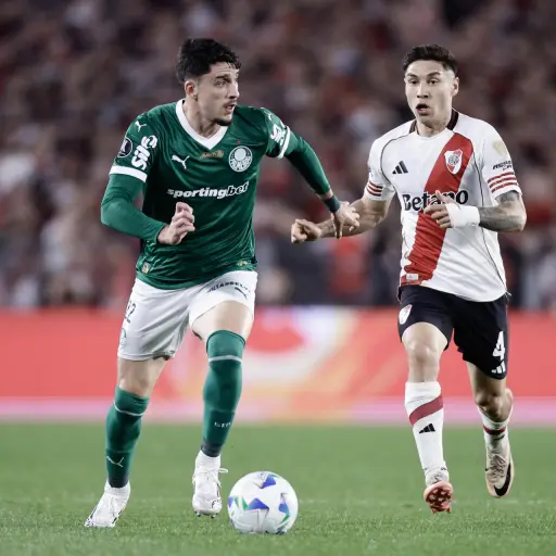 Fotografía de archivo del 17 de septiembre de 2025 en la que se observa al jugador uruguayo Joaquín Piquerez (i) durante un partido de la Copa Libertadores contra River Plate en el estadio Monumental, en Buenos Aires (Argentina) , EFE/ Juan Ignacio Roncoroni