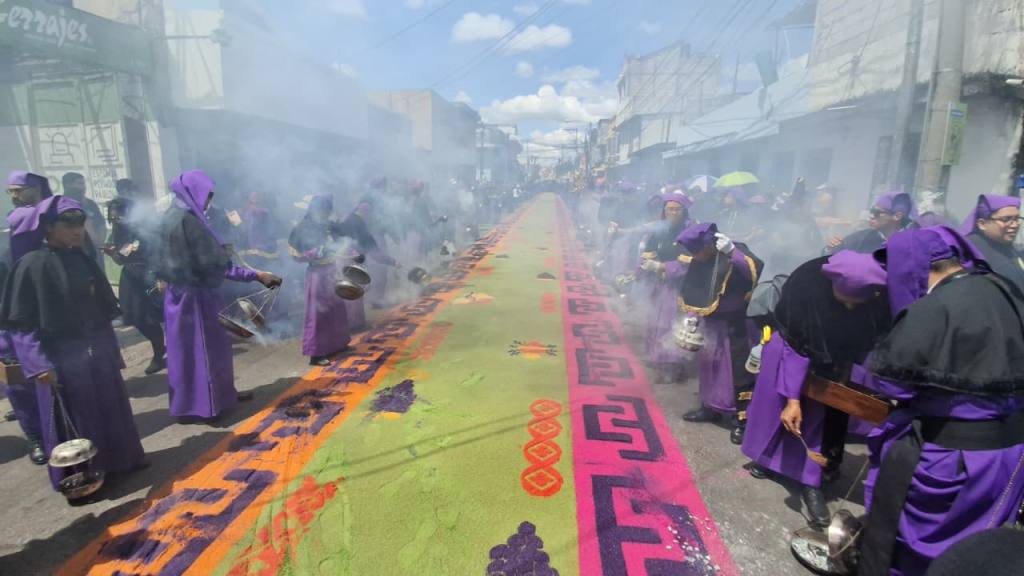 Procesión de Jesús Nazareno de las Tres Potencias y la Virgen de Dolores. | Foto: Alex Meoño/EU