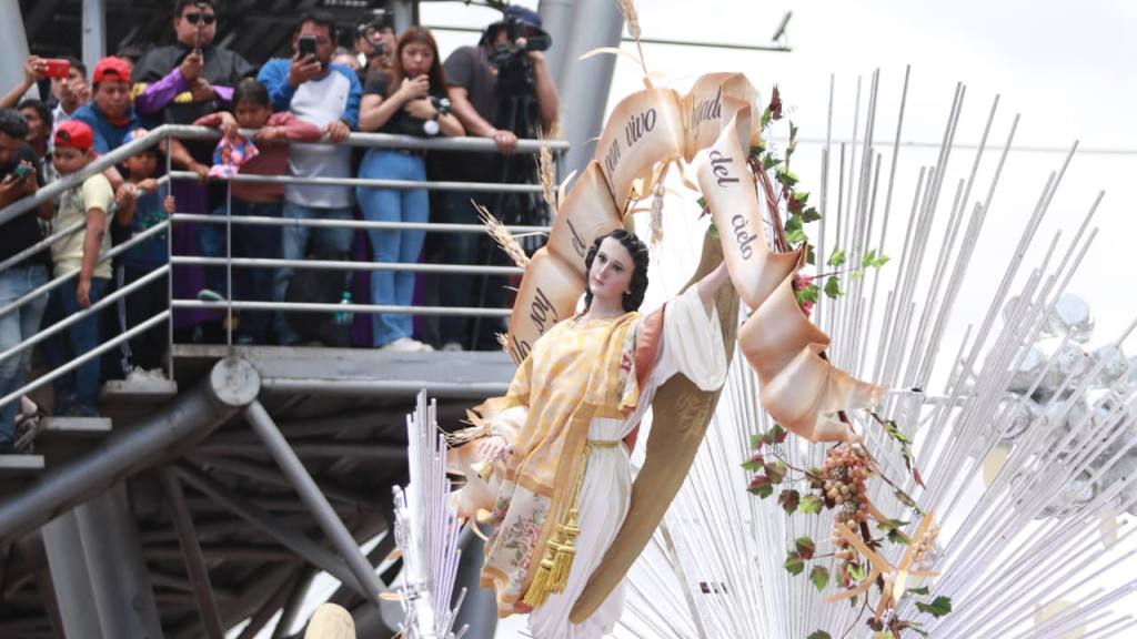 Procesión de Jesús Nazareno de las Tres Potencias y la Virgen de Dolores. | Foto: Alex Meoño/EU