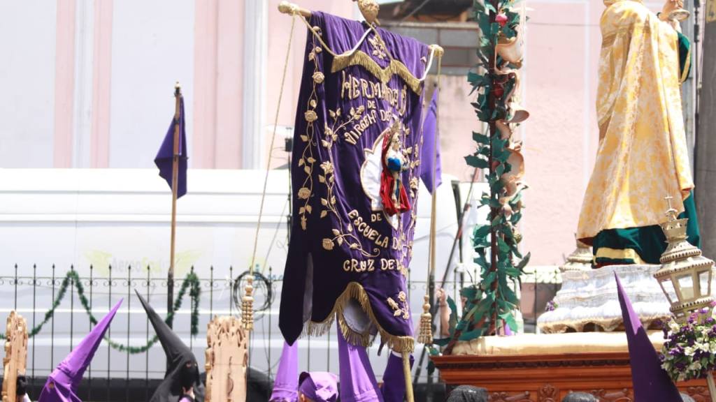 Procesión de Jesús Nazareno de las Tres Potencias y la Virgen de Dolores. | Foto: Alex Meoño/EU